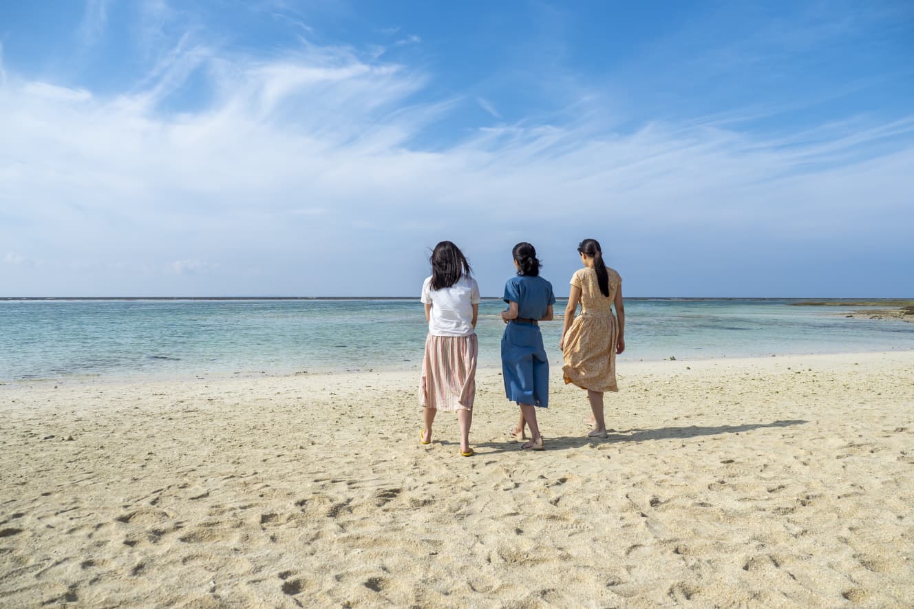 「屋外で撮影をおこなうロケでは天候に左右されることが多く、晴れ間を待ちながら撮るか、諦めて今日は撤退するか、どのシーンなら雨設定に変更して撮れるかなどを現場の監督やプロデューサーが判断します」と高橋さん