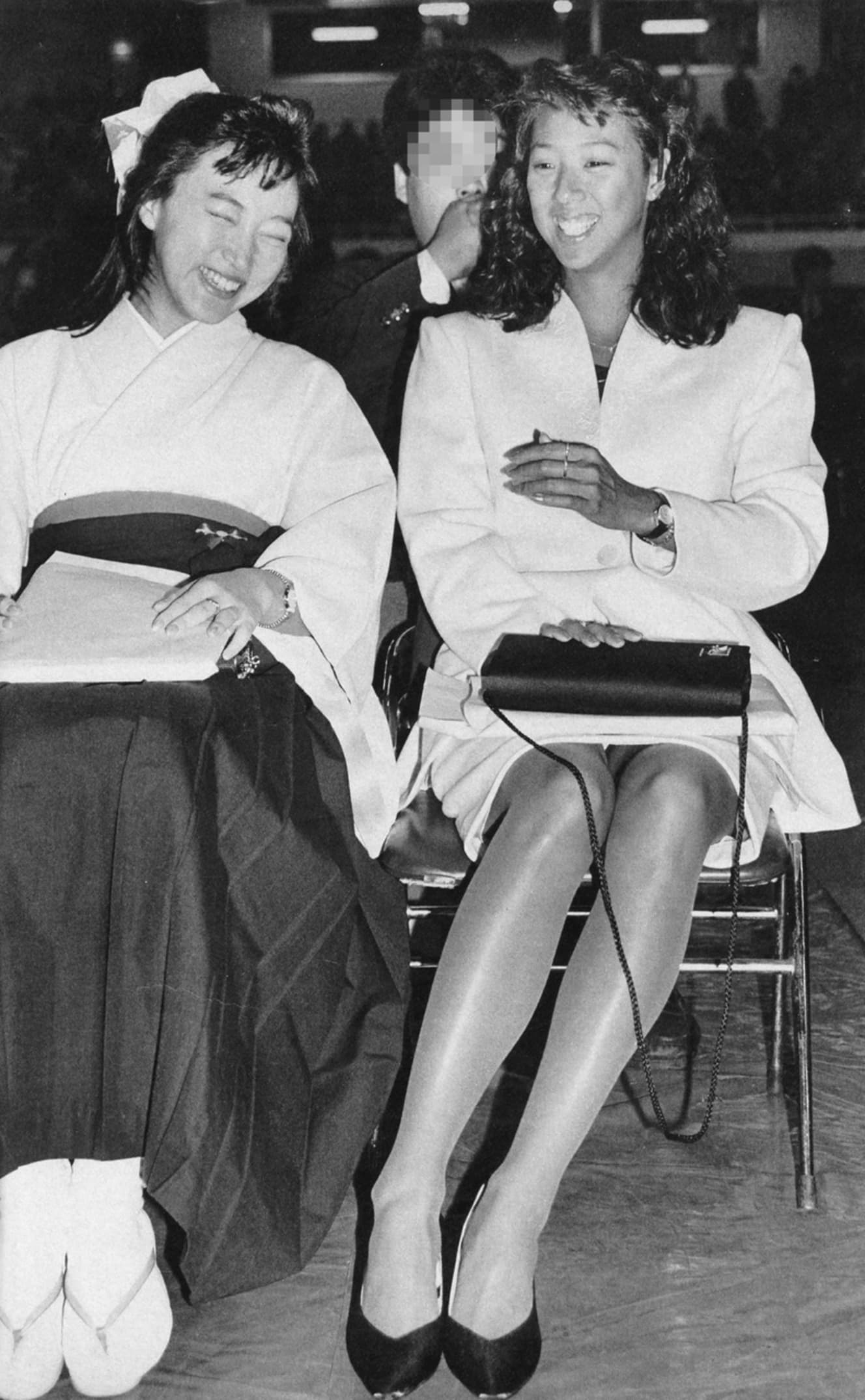 89年３月、森さんがデザインした白いスーツで日大の卒業式に出席した小谷美可子（右）。左はシンクロでペアを組んだ田中京（画像は加工しています）