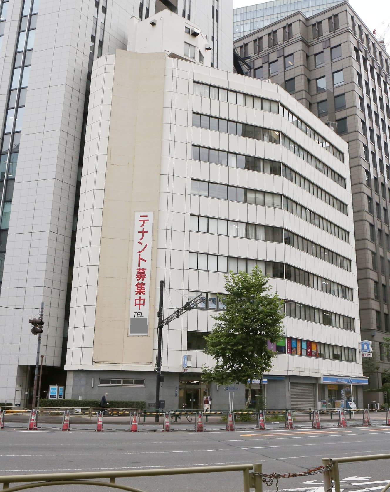 虎ノ門産業ビルは虎ノ門交差点に面した一等地に建つ。土地の所有権の3分の2をAさん、残りを従兄弟のB氏が持つとされるが、二人とも行方不明である