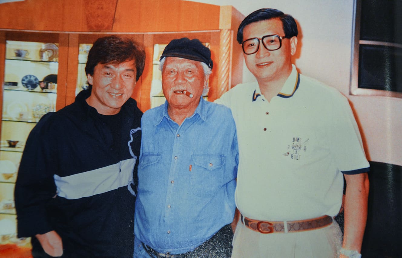 ’98年、ジャッキー・チェンとともに記念撮影をする徐氏（右端）。中央はジャッキーの父・チャールズ氏