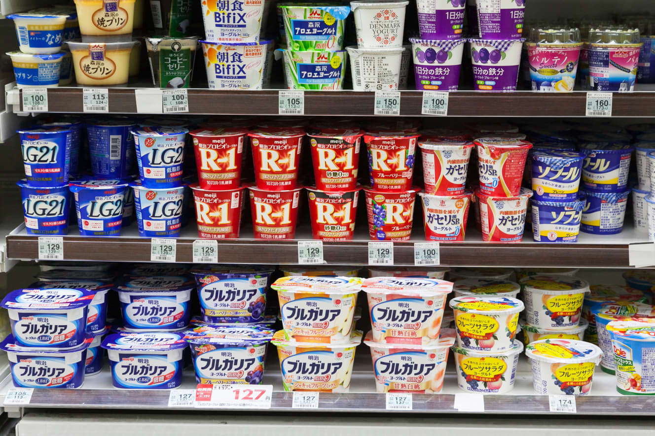 今年5月の「乳酸菌飲料」の売り上げは食品スーパーマーケットで前年同月比14.4%伸長、ドラッグストアで同29.0%伸長したという(株式会社True Dataの統計データより)(写真はイメージ:アフロ)