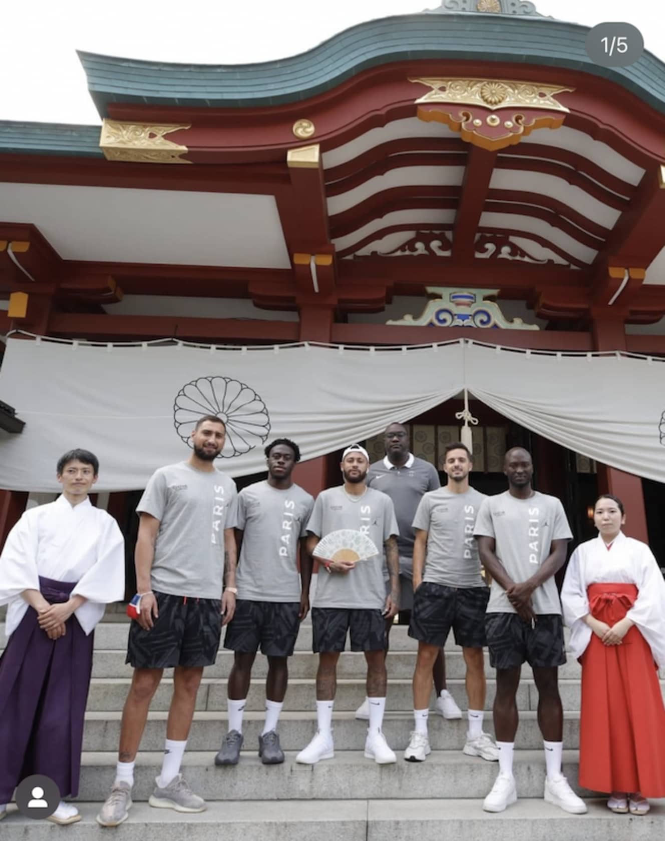 日枝神社を訪れたネイマール御一行。道中で買ったのか、ネイマール（中央）の手には扇子が握られている（パリ・サンジェルマンの公式インスタグラムより）