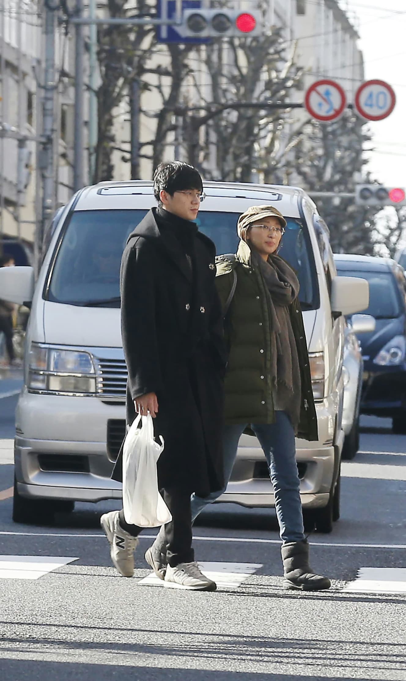 結婚から1年後、仲良く散歩する東出と杏