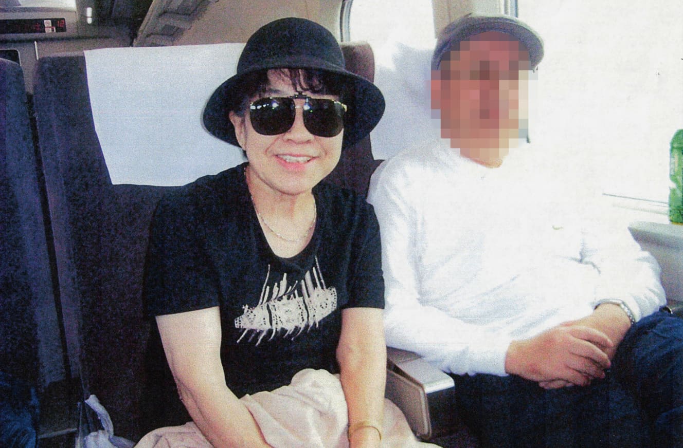Aさん(右)と家政婦の富川さん。警視庁の捜査員が安否確認をしているというが、「Aさんが入院したという情報もある」(ビル関係者)