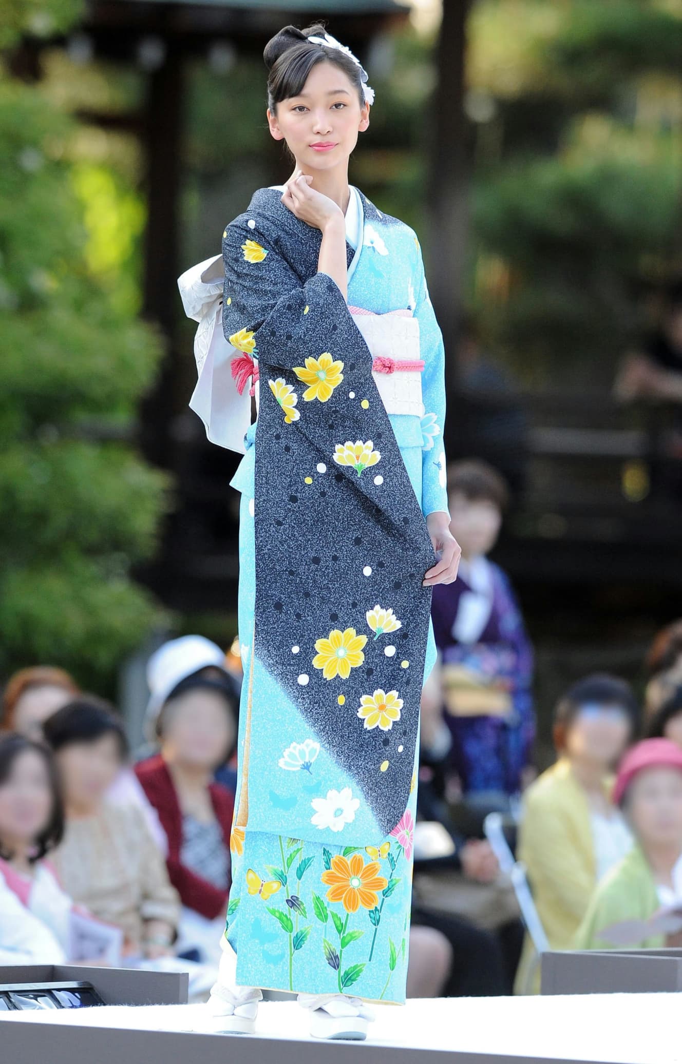 京都の名刹・大覚寺で行われたファッションイベントで着物姿を披露。14年5月撮影