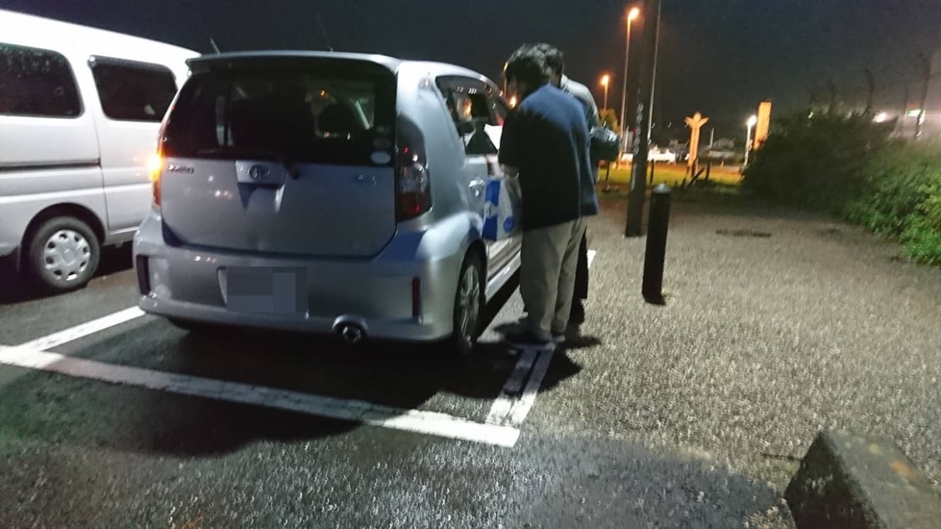 駐車場の車を夜回りしてチェックする支援団体（写真は一部加工しています。画像：ＮＯＰ法人「ＰＯＰＯＬＯ」提供）