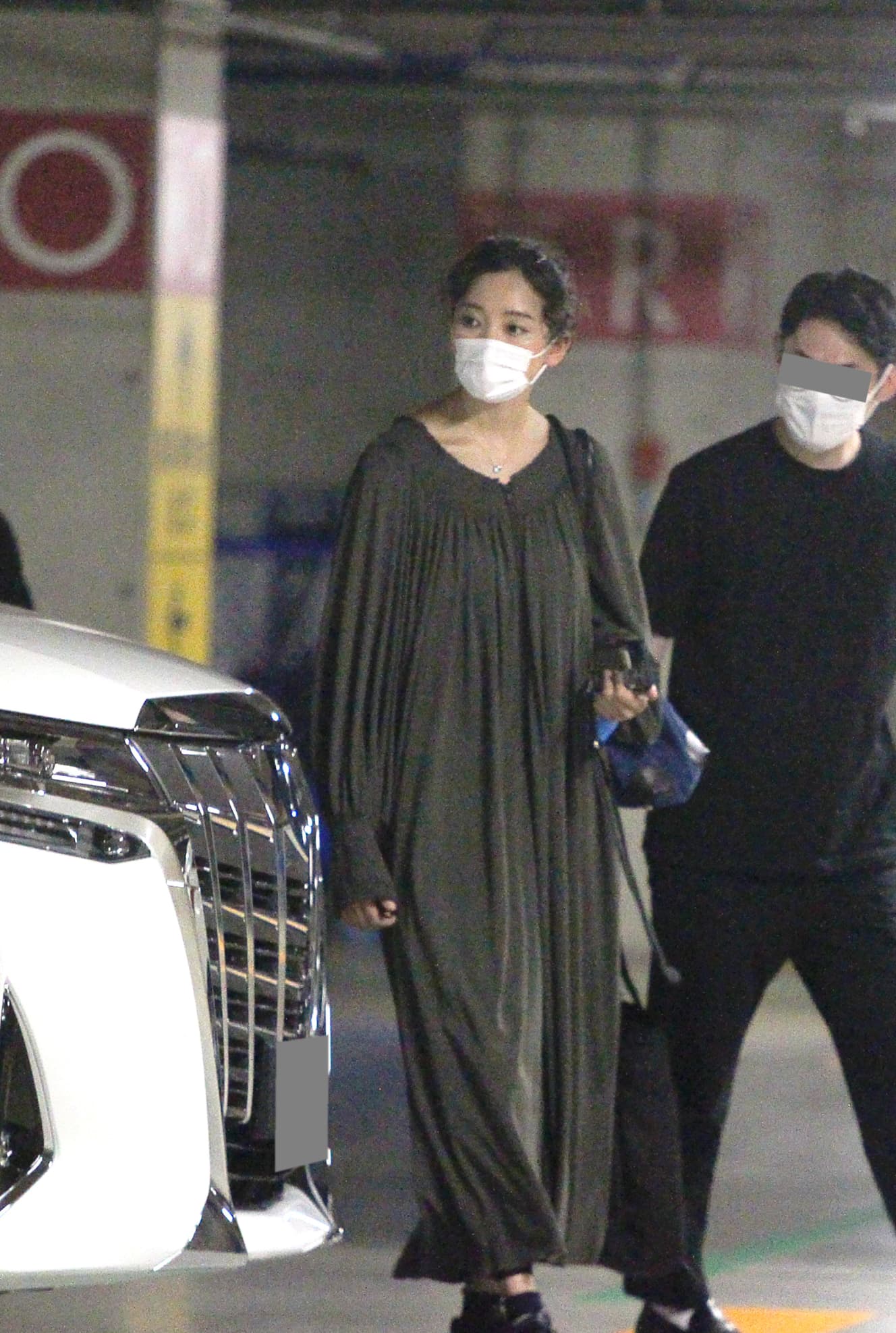 舞台挨拶後にまっすぐ子どもたちが待つ自宅へ。21年9月撮影