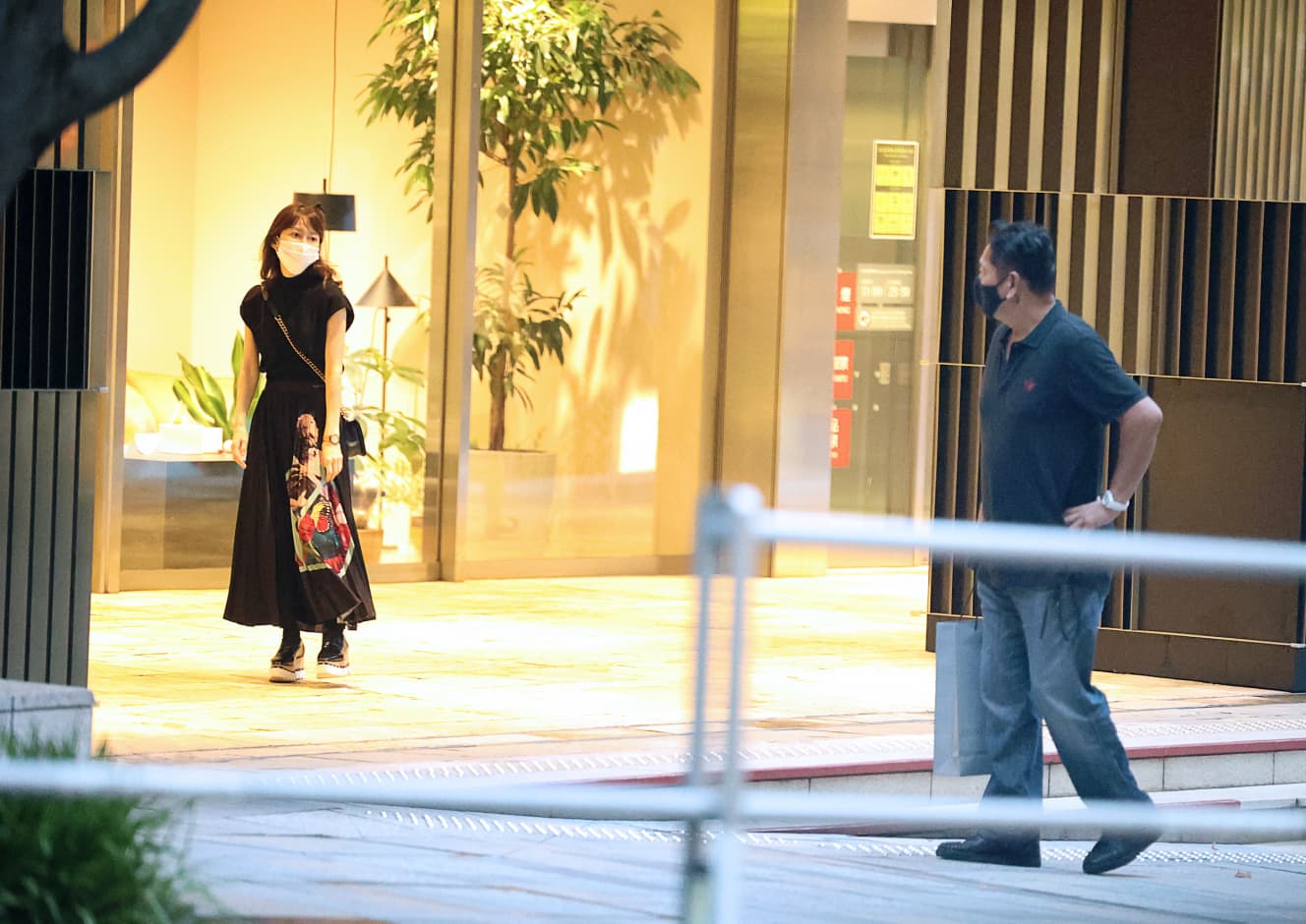 本誌未掲載カット 佐々木主浩 榎本加奈子夫人とラブラブ散歩