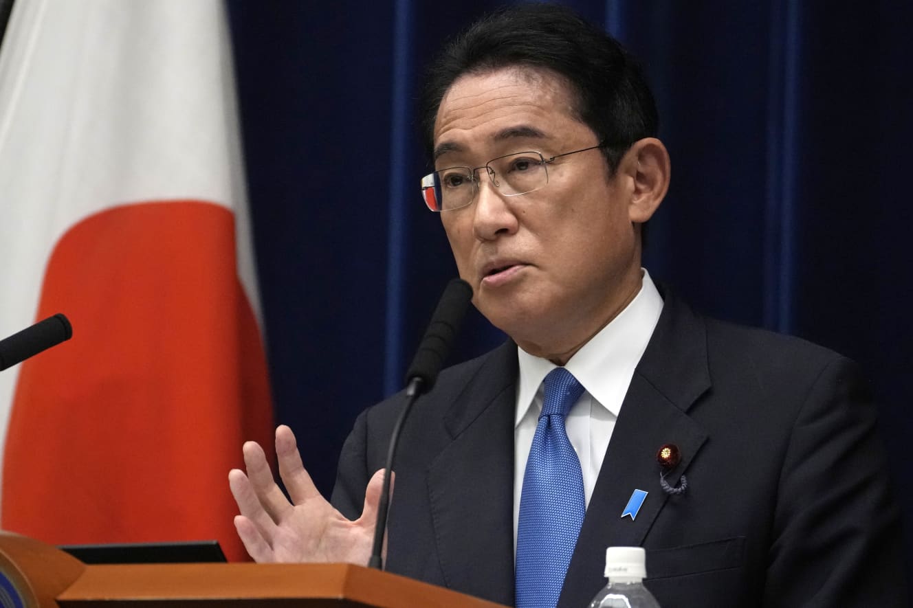 水際対策の緩和を発表する岸田首相（写真：アフロ）