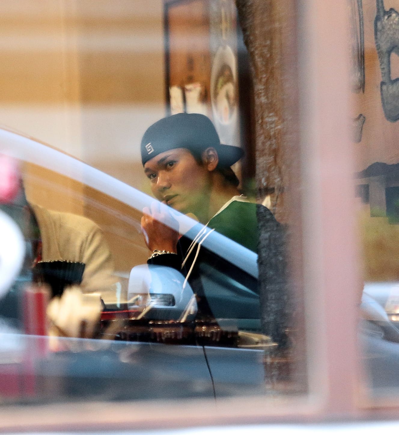 2014年、３月11日、恵比寿にあるラーメン店で食事を摂る坂本。この頃、田中理恵と熱愛真っ只中で、夜遊びは控えている様子だったが…