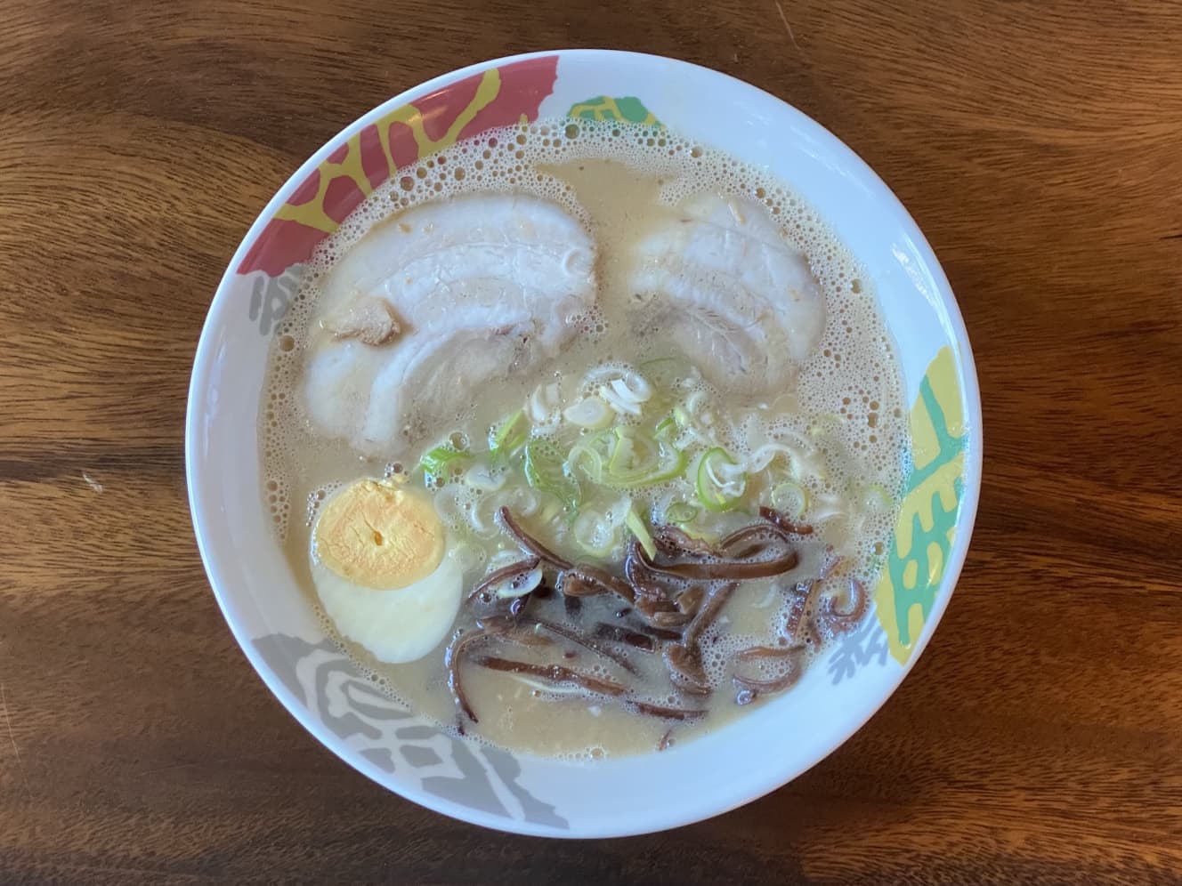 『拉麺處 丸八』（福岡市）は、ラーメンの価格が安い福岡で豚骨ラーメン一杯の価格を1000円にして注目を集めた