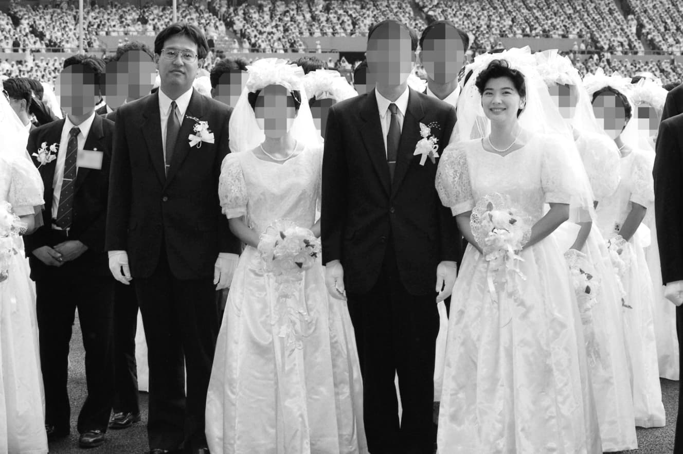 ’92年８月、ソウルで行われた合同結婚式に勅使河原氏は出席。女優の桜田淳子（右端）と共に話題を集めた