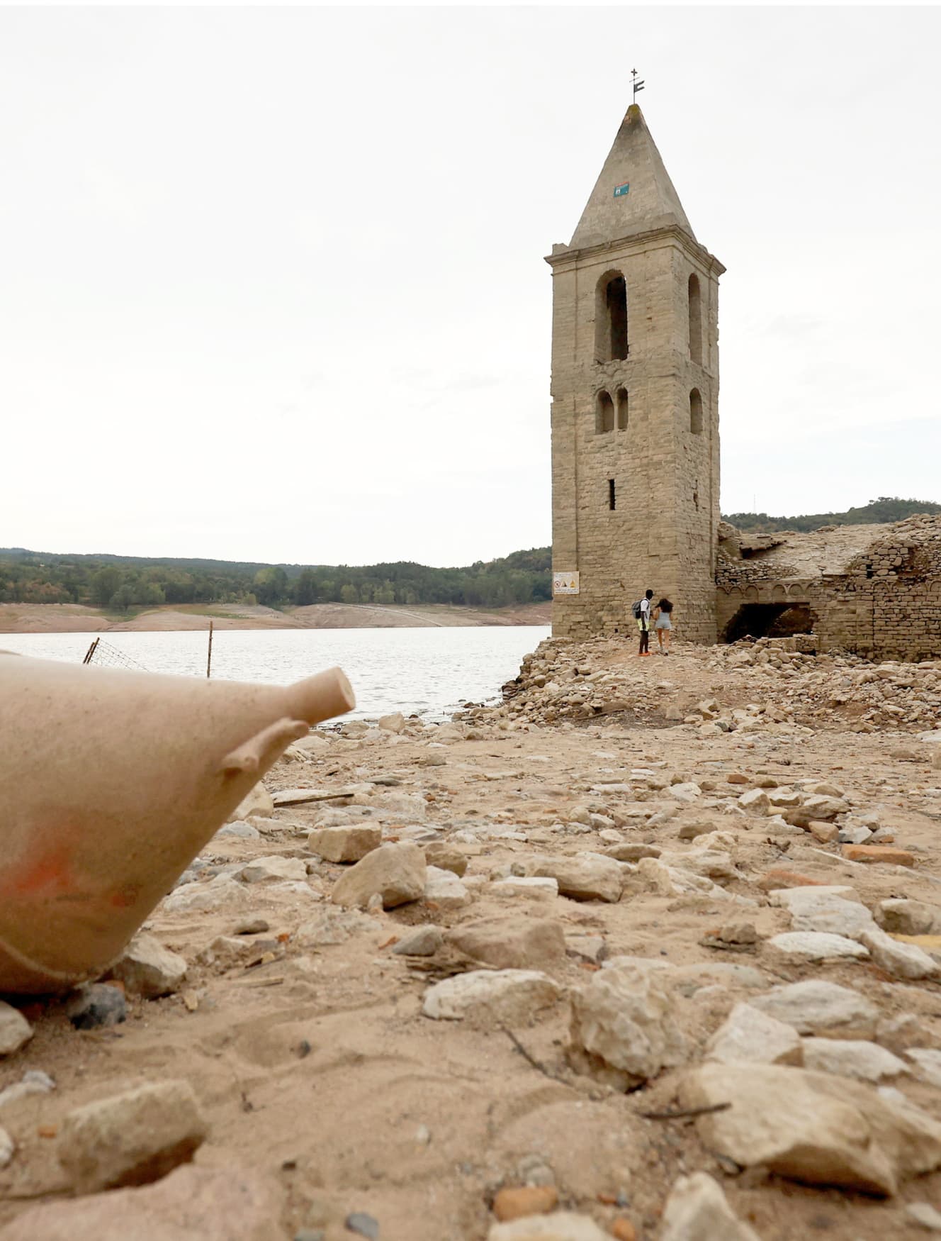 水位低下によって地続きになったサンロマ教会（８/８、スペイン）。通常、観光客は船で２階部分を訪れている