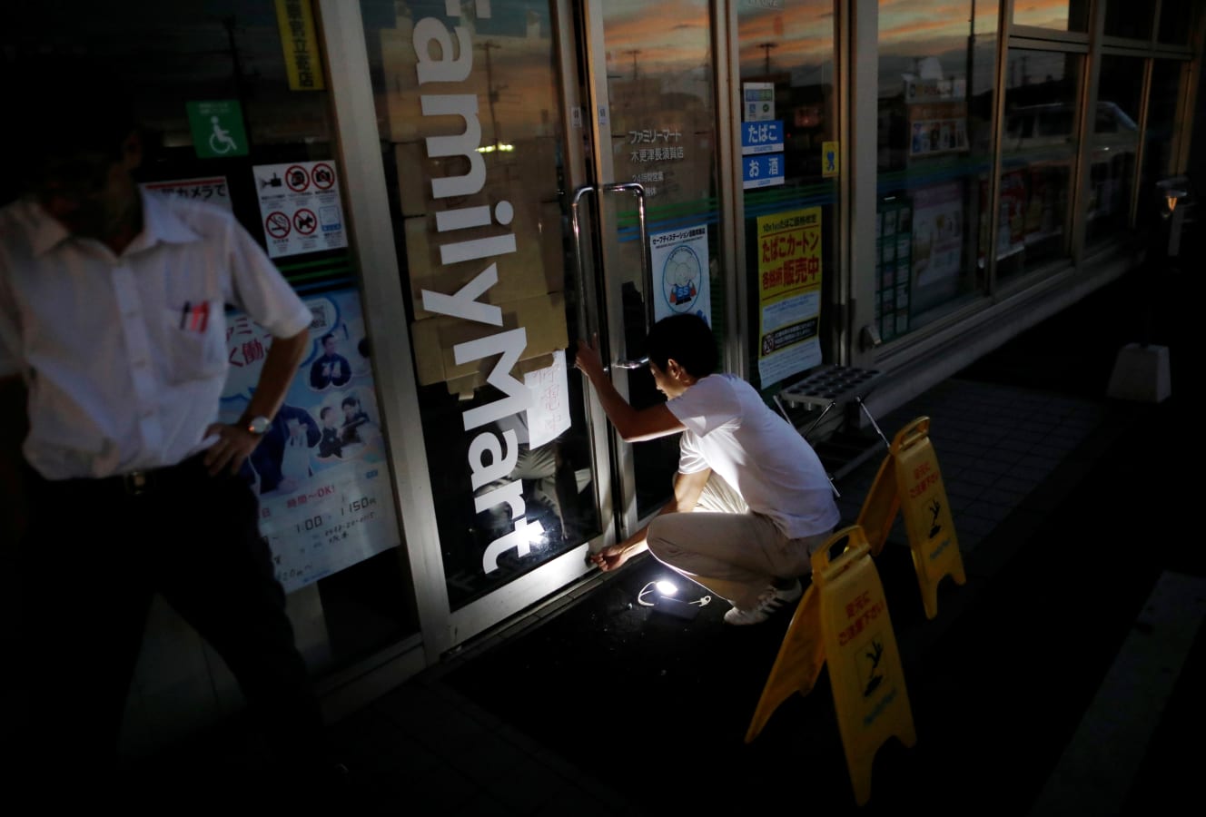 最大瞬間風速40m/s以上で停電が多発した2019年の台風15号。東京電力によると約93万戸の大規模な停電が発生した。写真は千葉県木更津市（写真：アフロ）