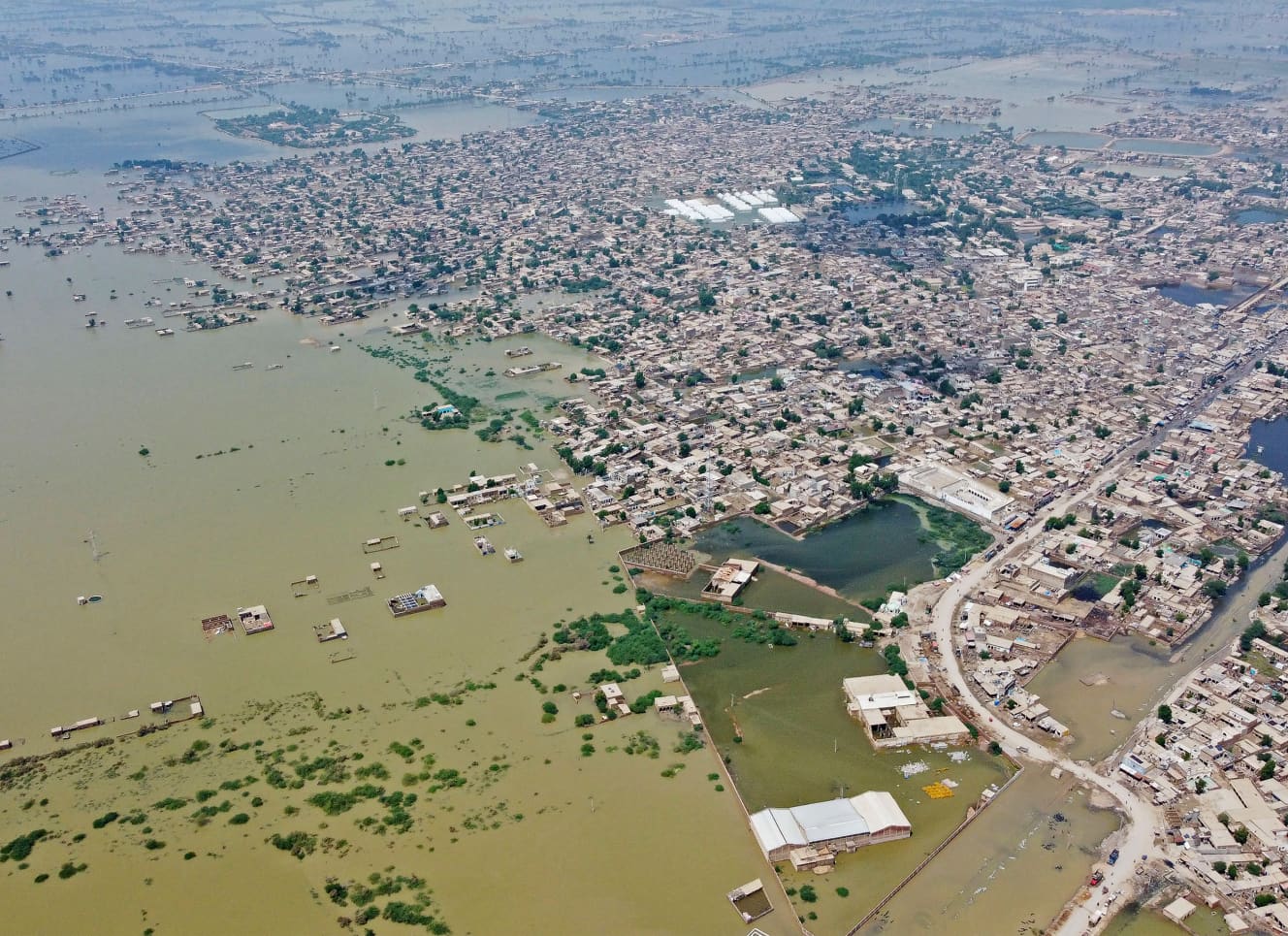 連日の大雨のほかに、パキスタン北東部のヒマラヤなどにある氷河の一部が溶け出した影響も指摘されている