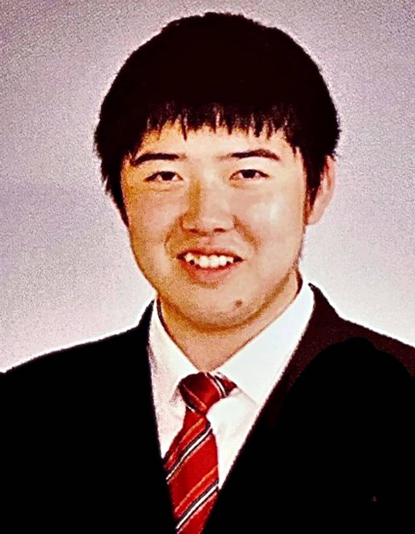 高校の卒業アルバム。高校では1年留年し、大学受験でも1年浪人した(Twitterより)