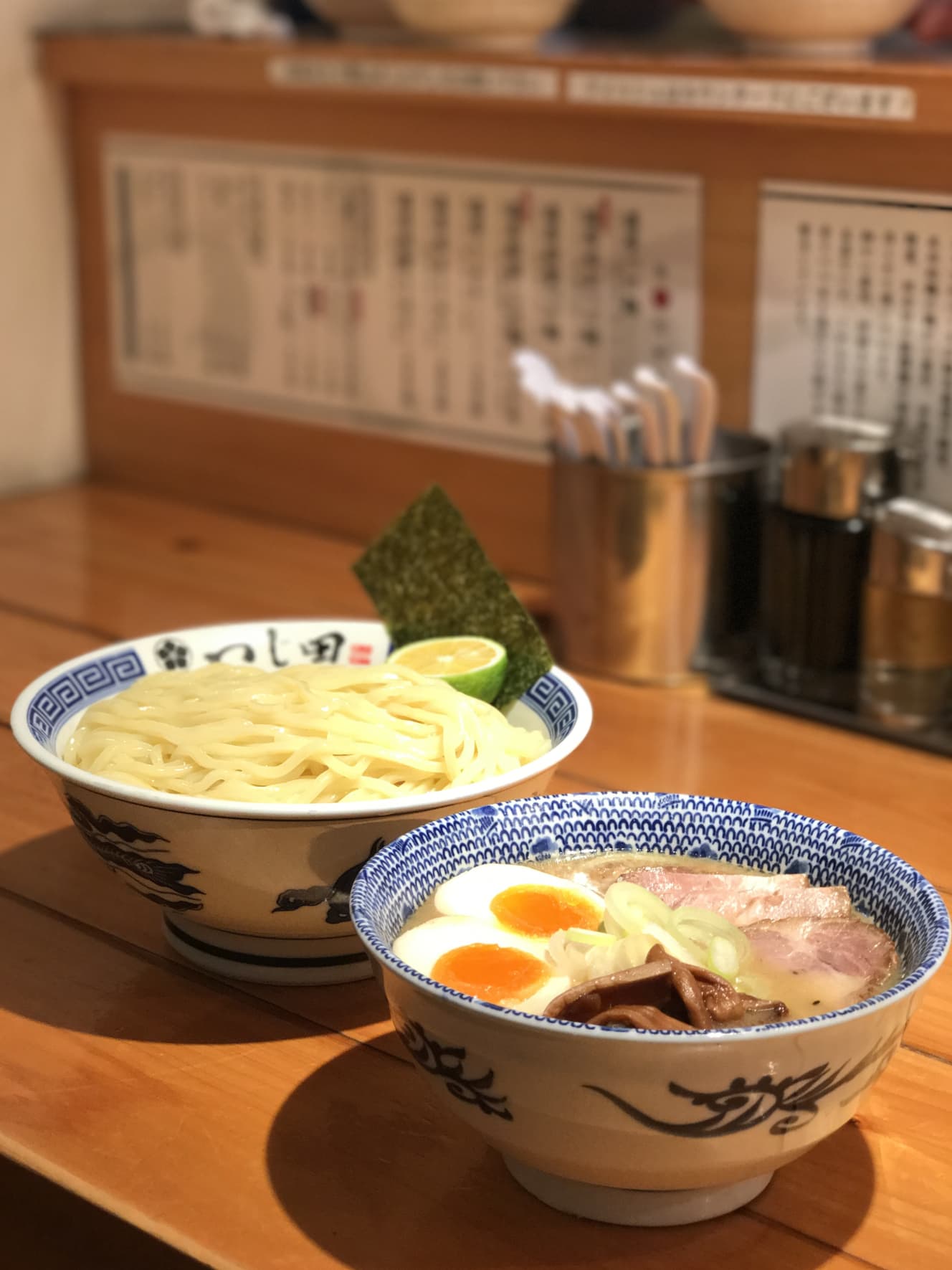 国内外で多店舗展開する人気ラーメン店『つじ田』。御茶ノ水店での「濃厚つけ麺」の値段は950円