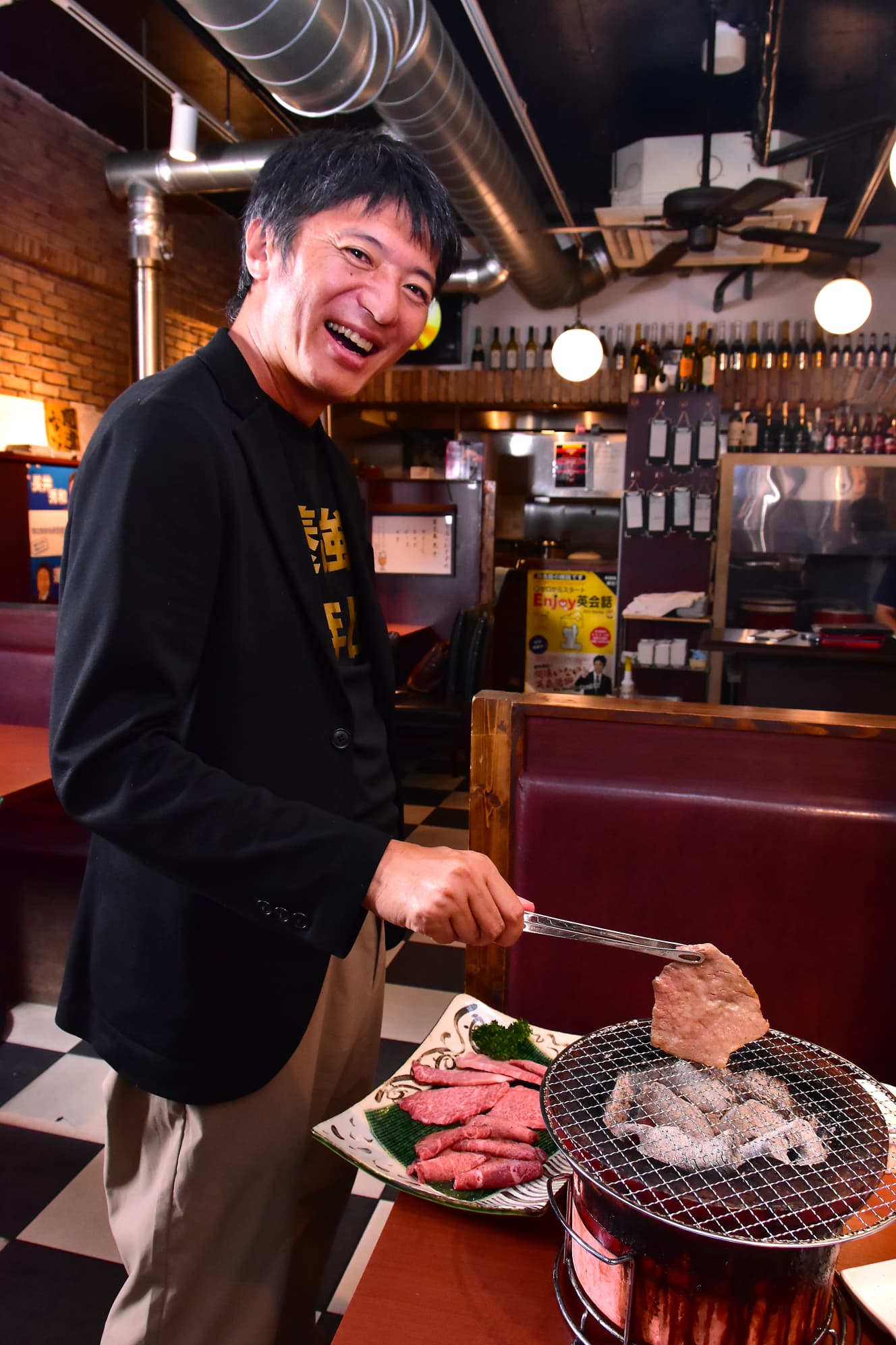 経営する焼き肉店『元気大将』で自慢のＡ５和牛を炙る