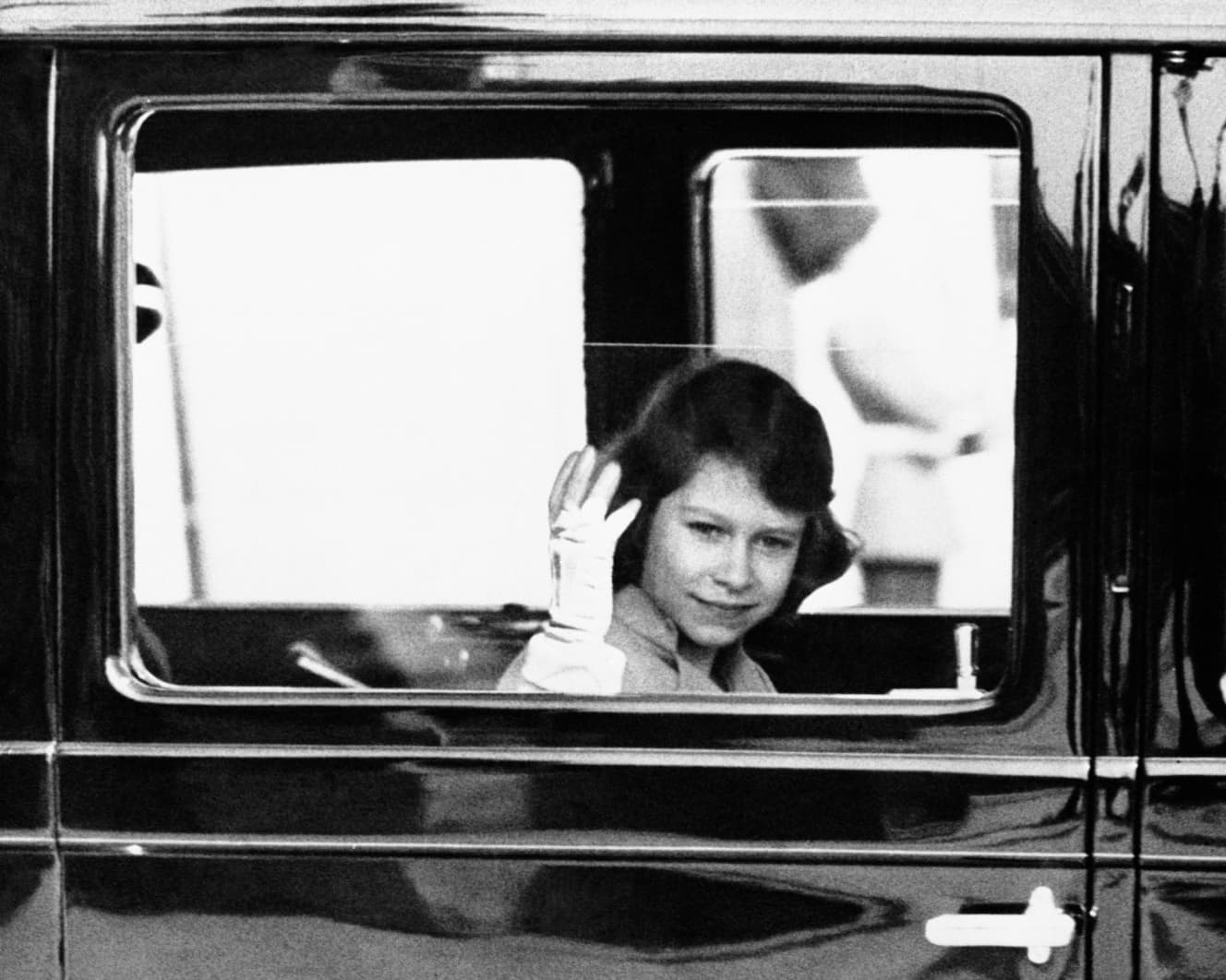 37年6月、エリザベス女王11歳の時の写真(画像:AP/アフロ)