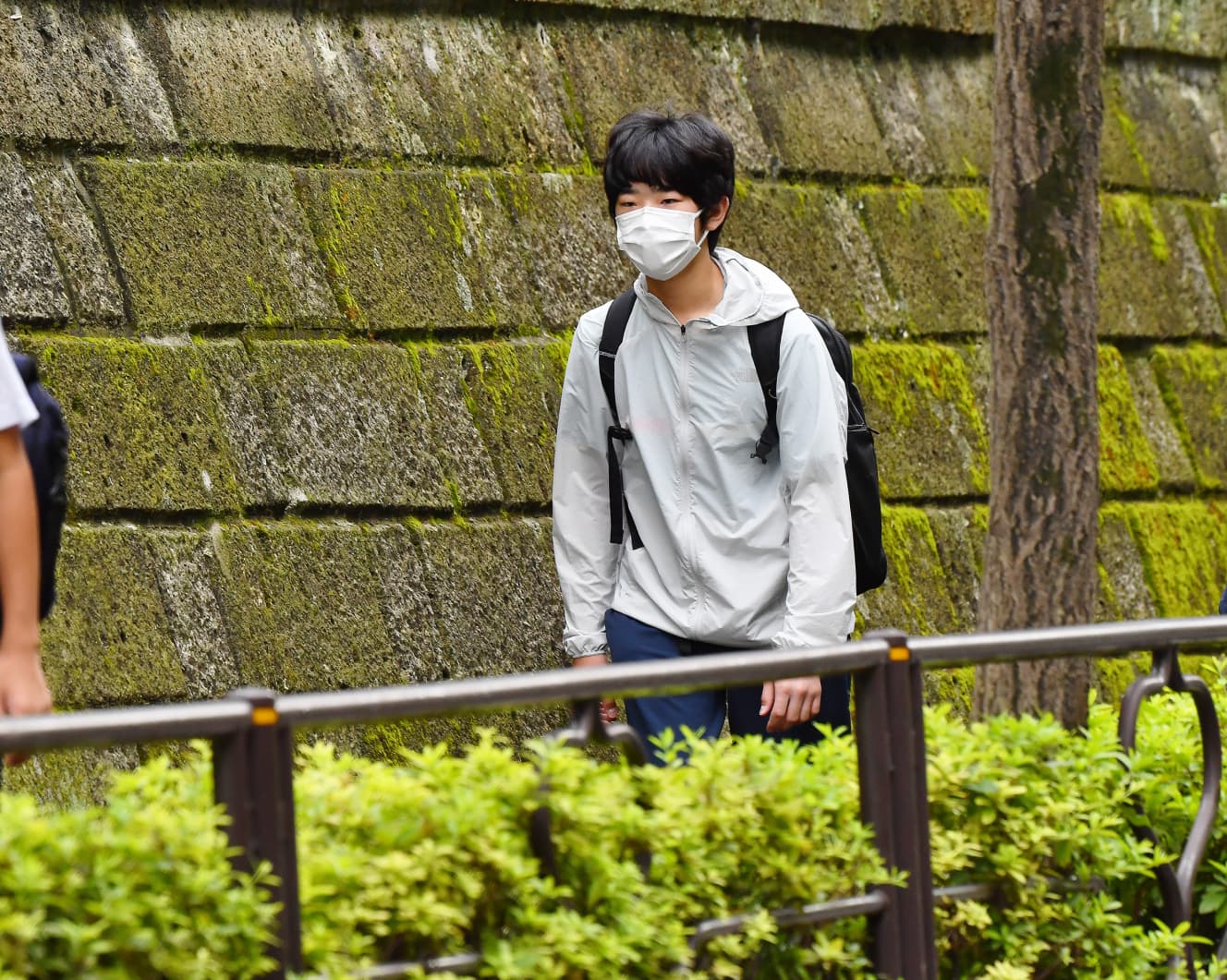 通称「付属横坂」を歩く悠仁さま。夏休みは栂池高原への旅行や学校行事など、さまざまな活動に費やしたという　撮影：蓮尾真司