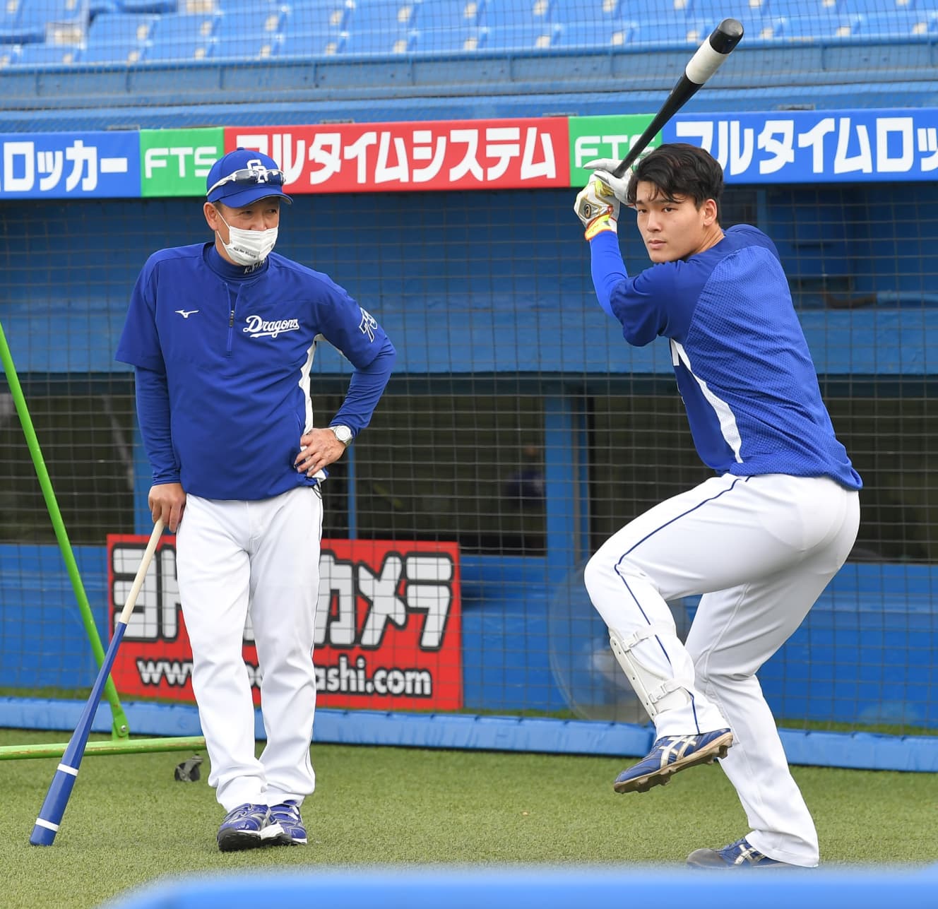 大砲候補と期待されるプロ３年目の石川昂弥を指導する立浪監督。石川は５月に負傷後、左ひざを手術したため、今季中の復帰は絶望的だ（写真：産経新聞社）