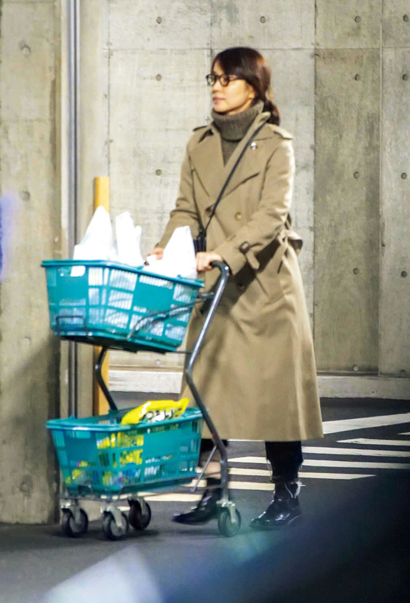 20年３月、東京・恵比寿のデパートで買い物をした石田はほぼスッピン
