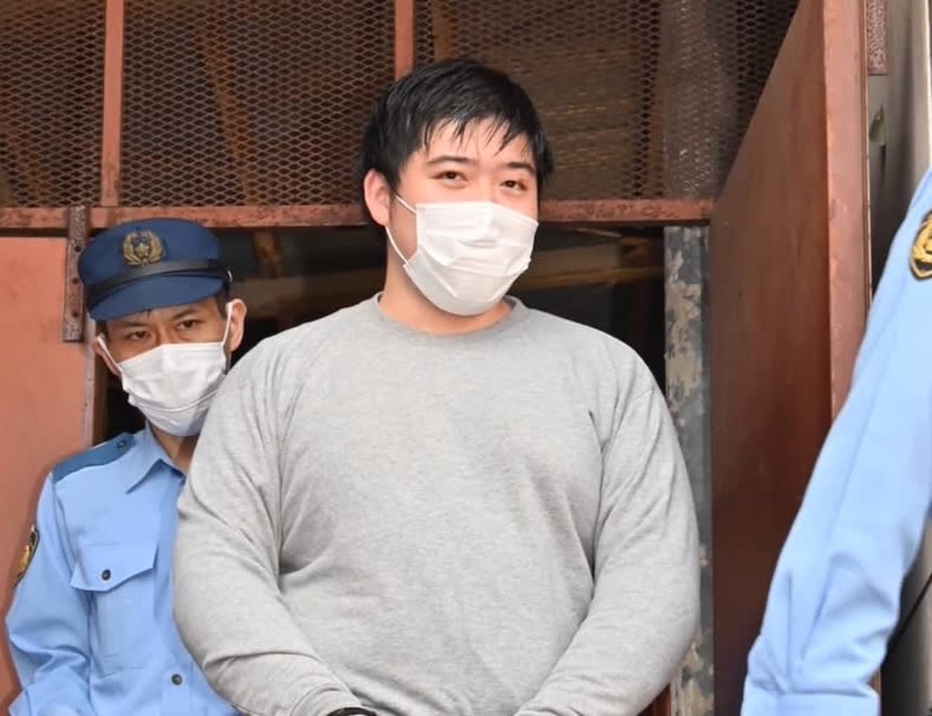 2021年8月30日に送検された花森容疑者。起訴内容について「間違いありません」と認めた