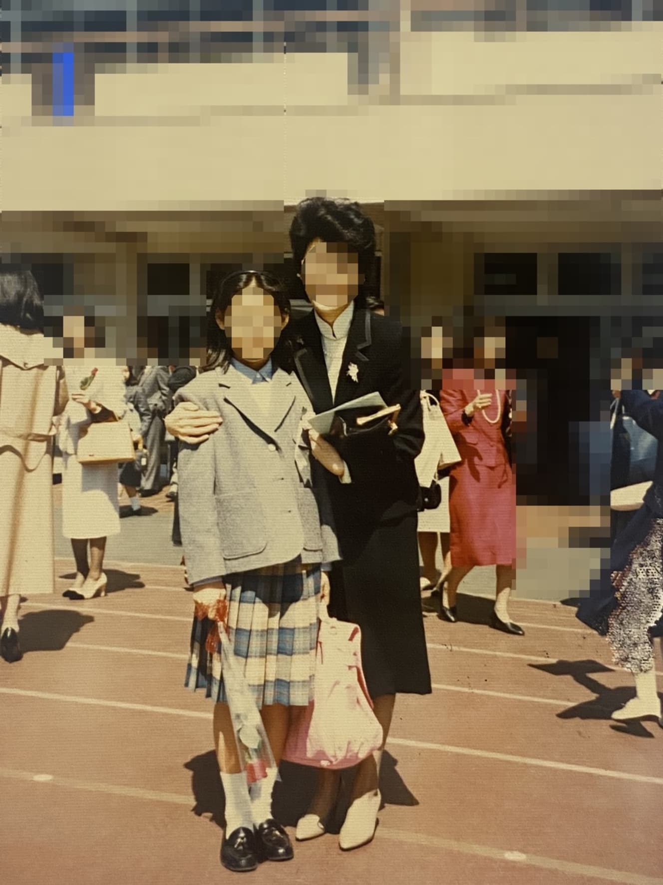 小学生時代の香瞳と母親の神楽坂浮子（提供写真。画像は一部加工しています）