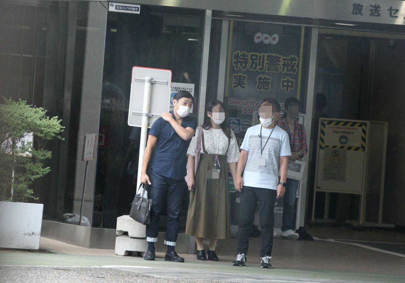 NHKで番組スタッフと(画像は一部加工しています)