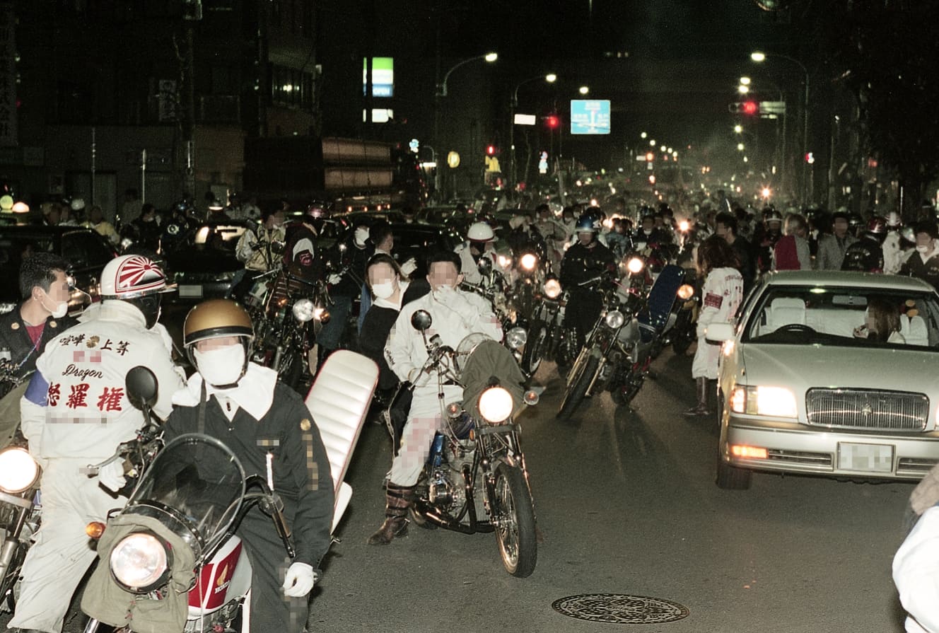 2000年代初頭に撮影された、暴走族時代の「怒羅権」の写真