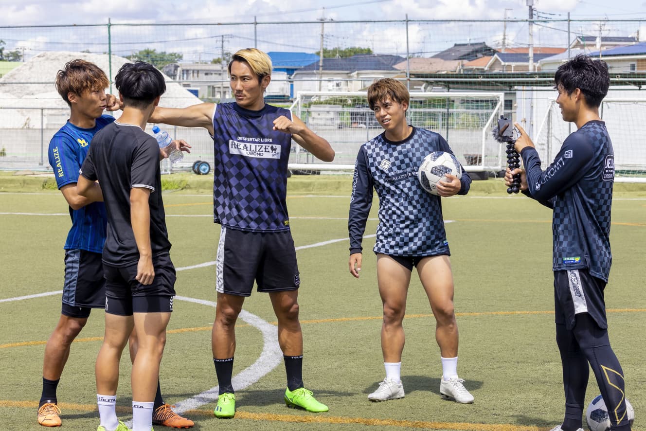 本誌未掲載カット　サッカー日本代表監督･森保一のジュニア「結果を出せば、それが正義」。じゃれ合っているように見える掛け合いが特に20代を中心にウケている