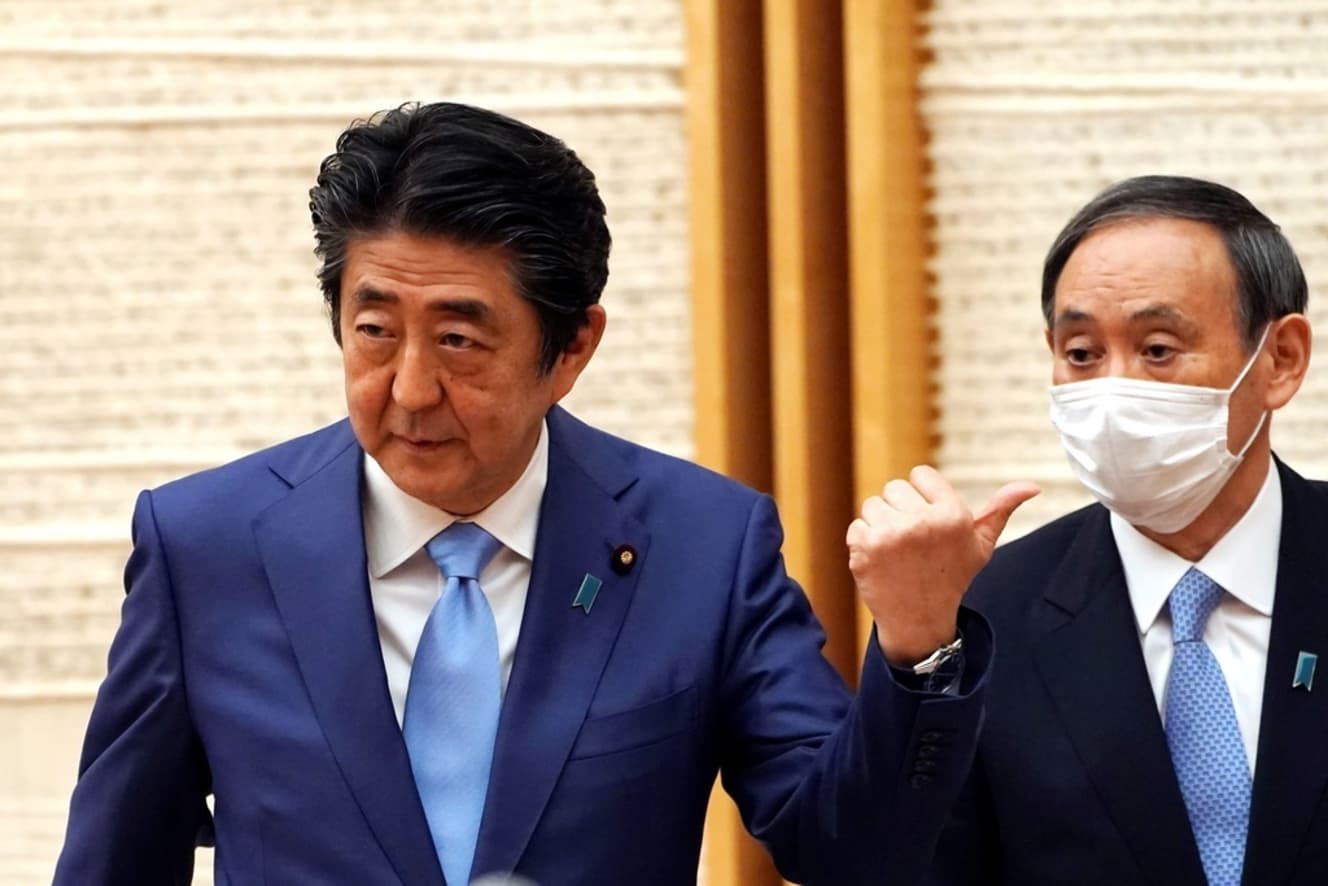 2020年５月４日、首相官邸で記者会見する安倍元首相と官房長官だった菅義偉。当時菅は、コロナ対策の多くを担った