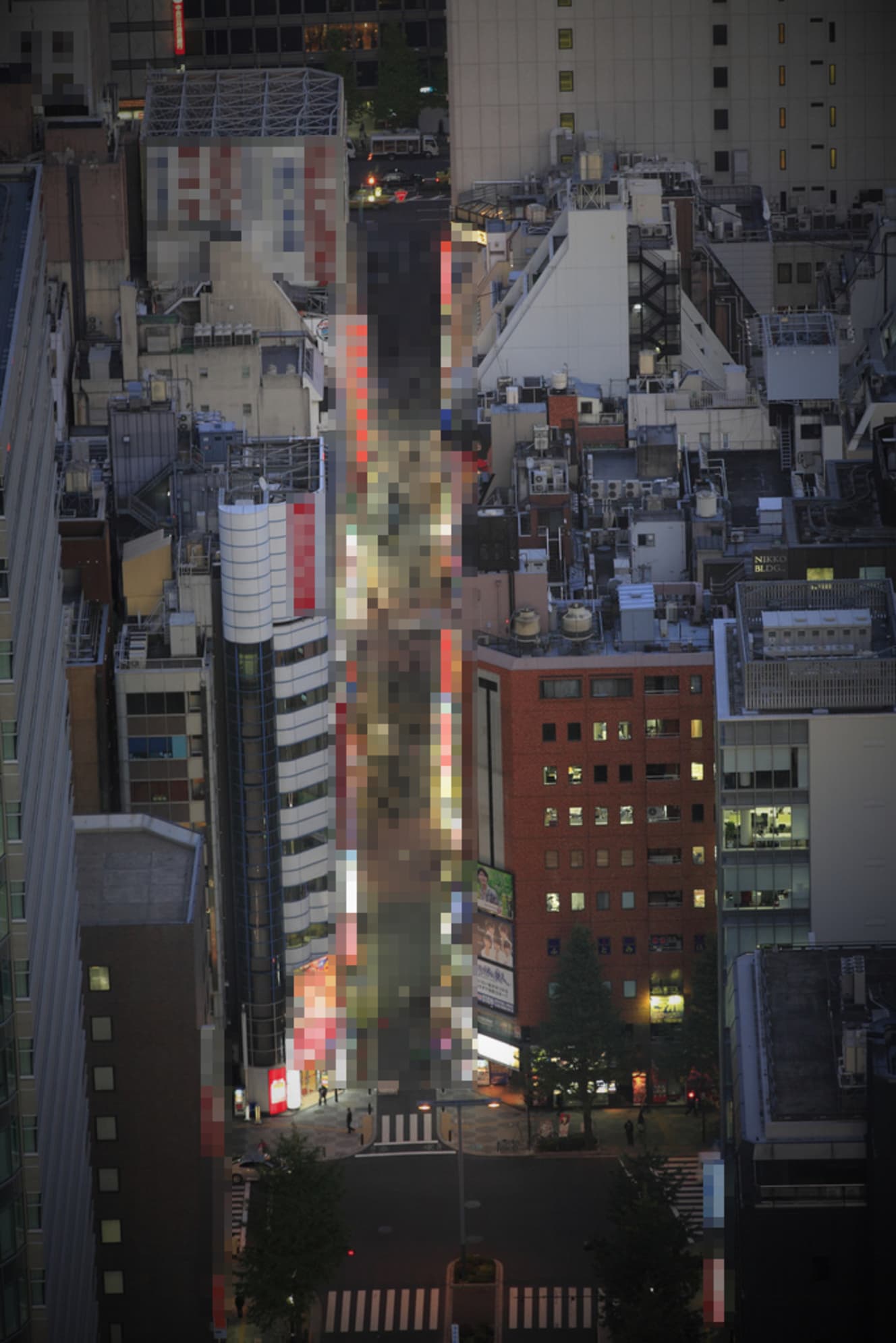 多くの飲食店が軒を連ねる新宿の繁華街の夜景（画像：共同通信社。写真はイメージで一部加工しています）