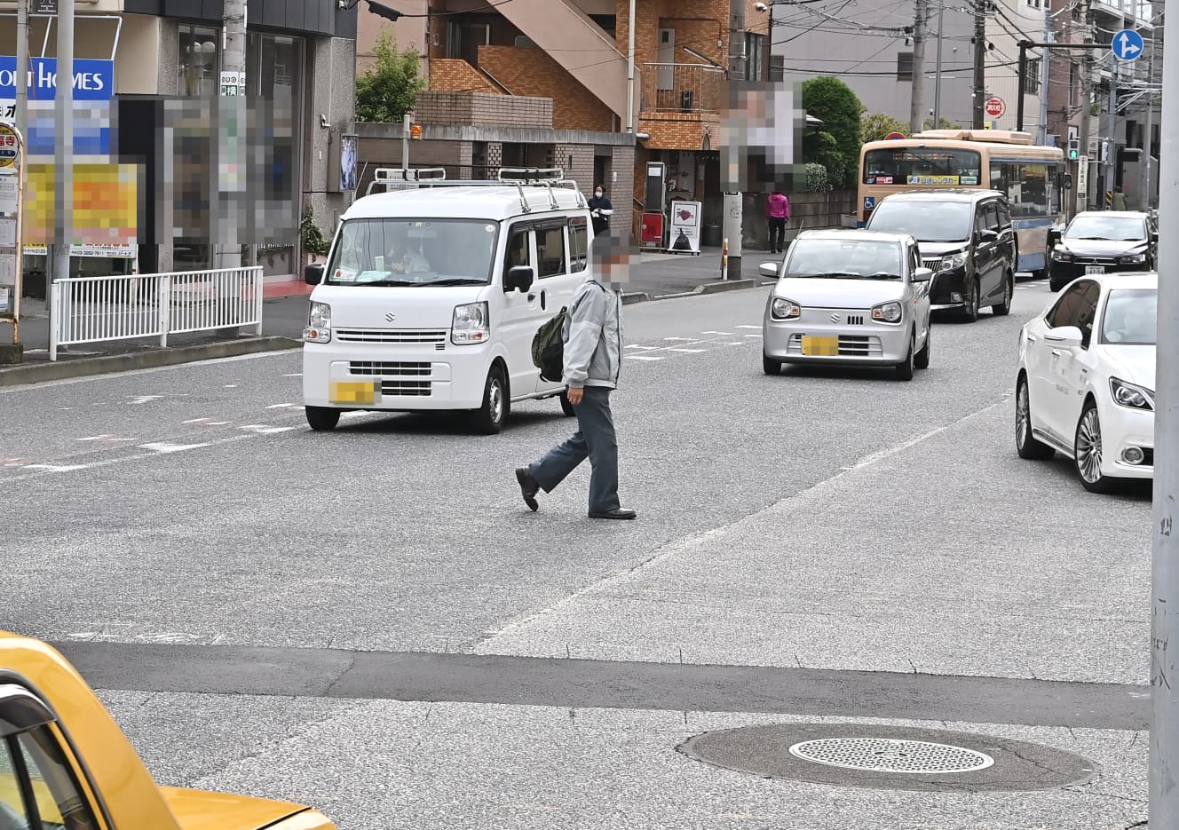 事故現場の道路を横断しようとする人も……（写真は一部加工しています）