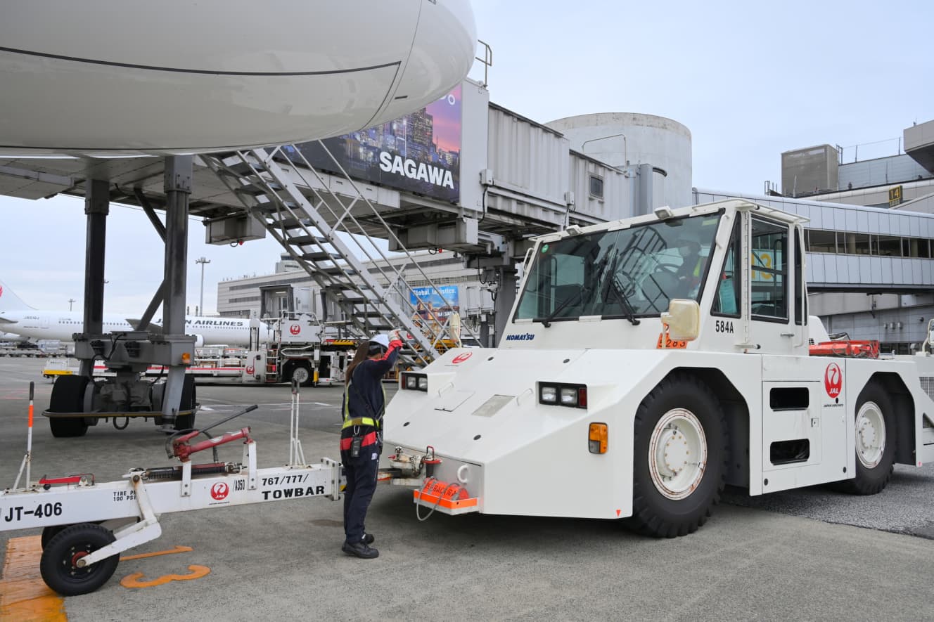 トーイングカーとトーバーの連結は、機体へのダメージを与えないように慎重な作業が求められる