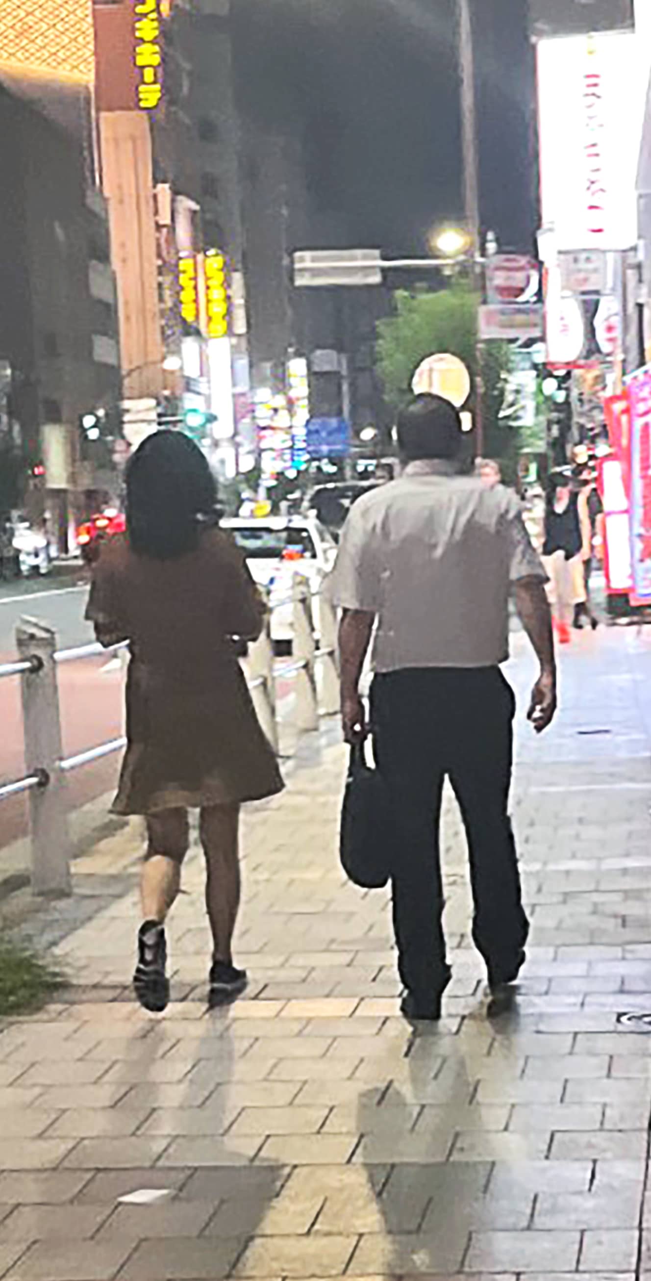 中国人と思しき女に連れられて近くのコンビニへ向かう男性。足元は覚束なく、明らかに泥酔している様子だった