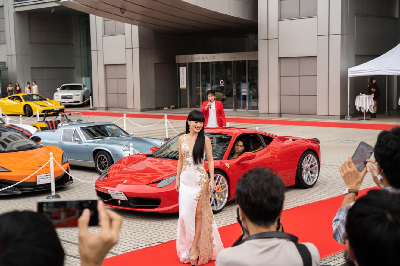 【画像】高級車の祭典で美女たちが見せた「豪華すぎるセクシードレス姿」