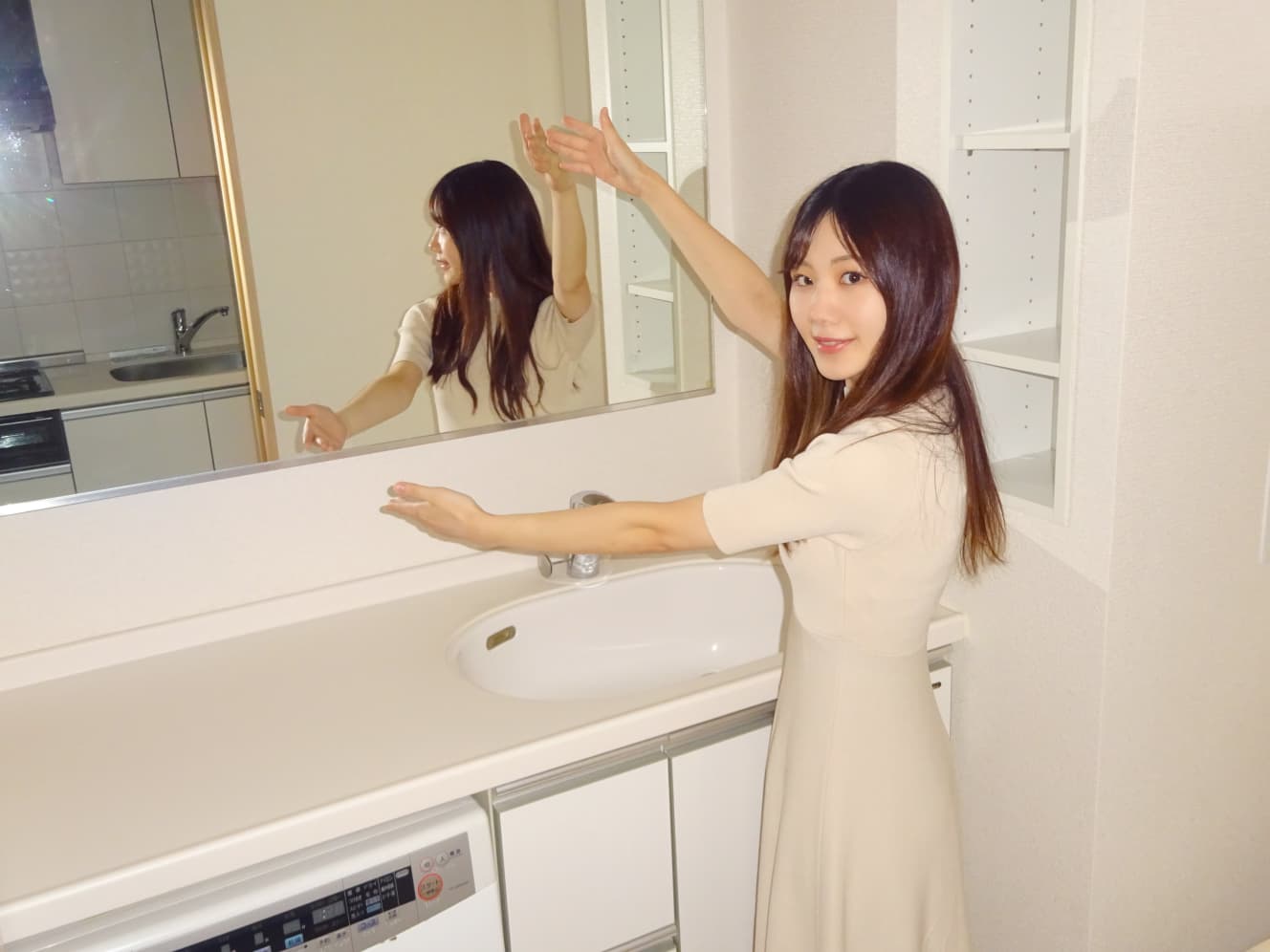 鏡の大きさを伝えるひなさん。案内された物件の賃料は13万円だった