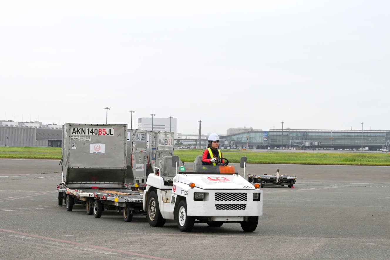 トーイングトラクター（TT車）は最大6個の貨物コンテナ運搬が可能