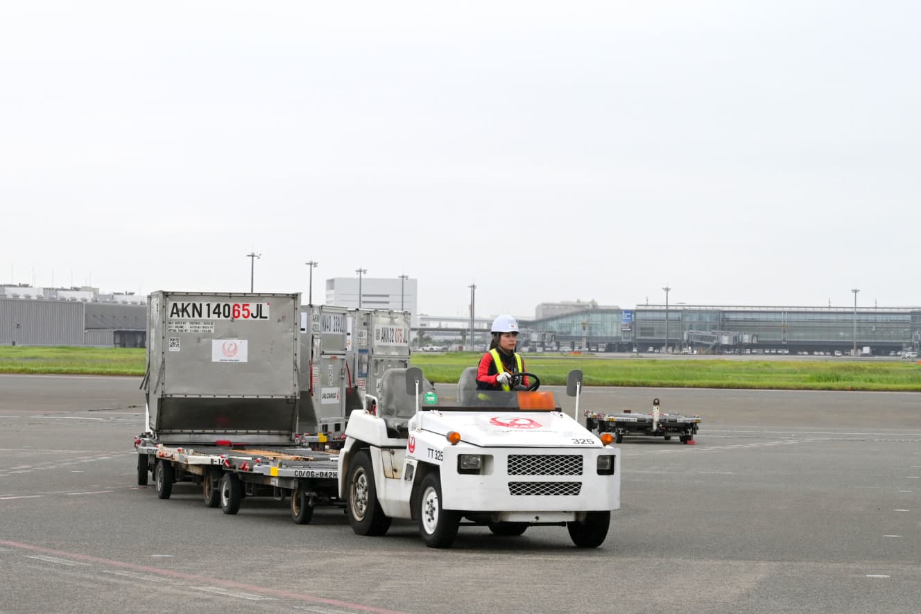 トーイングトラクター(TT車)は最大6個の貨物コンテナ運搬が可能