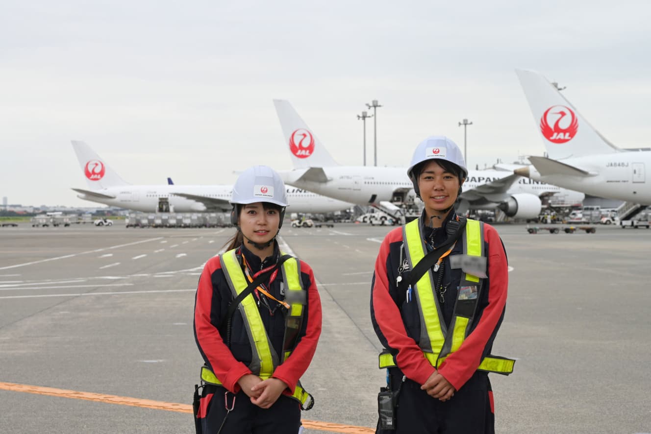 JALグランドサービスの山本芽生さん（写真左）と福田友里子さん