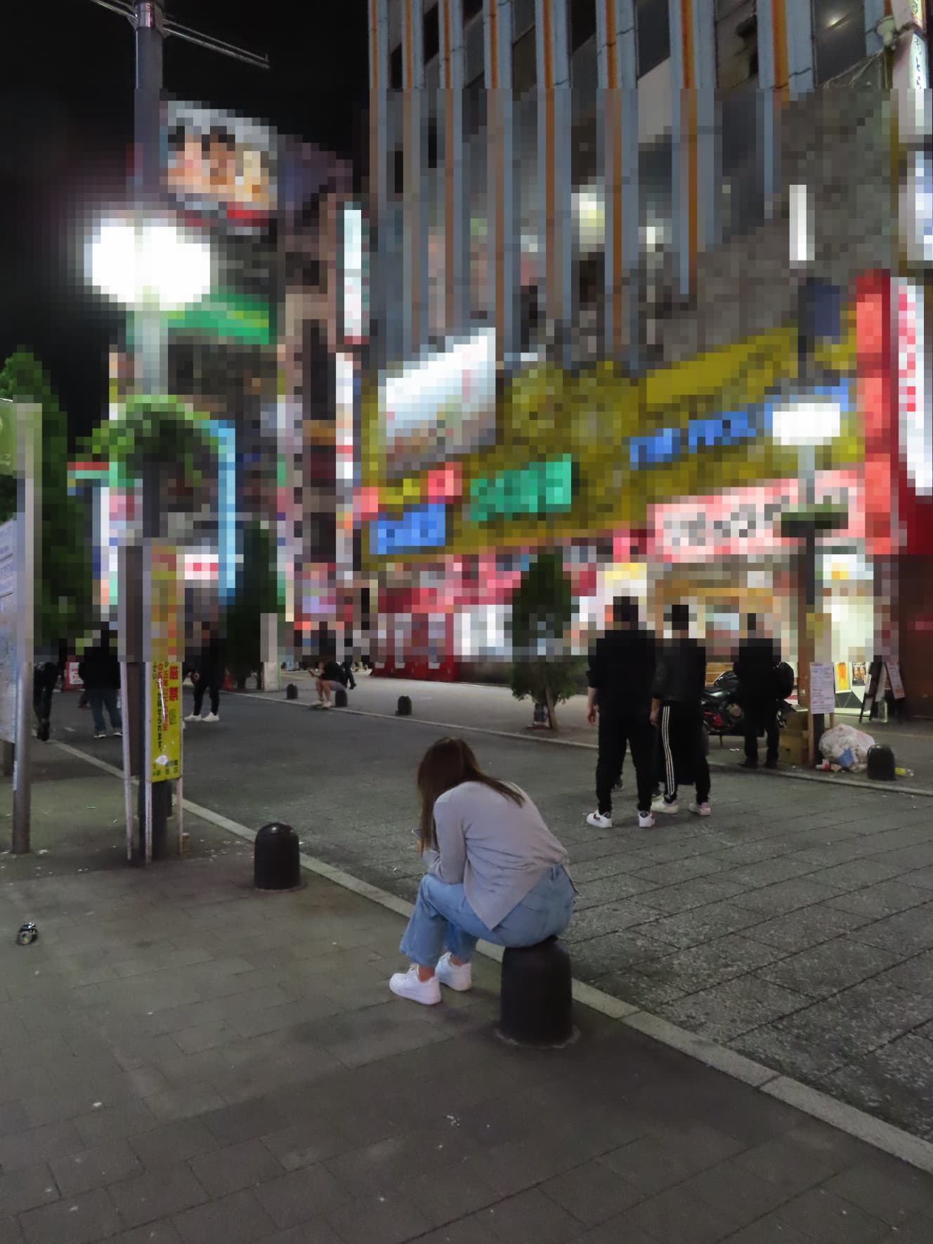 夜の街にたたずむ若い女性。人との繋がりを求め繁華街へおもむくケースが多い（写真は一部加工しています）