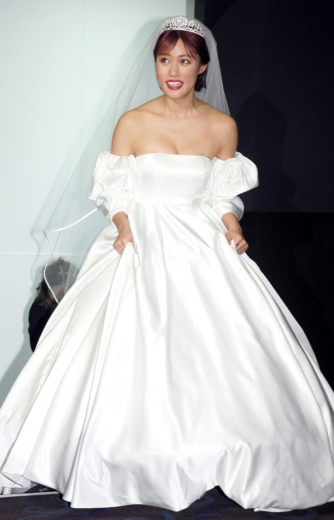映画イベントにウェディングドレスをモチーフにした衣装で登場した王林。「慣れないです」と苦笑