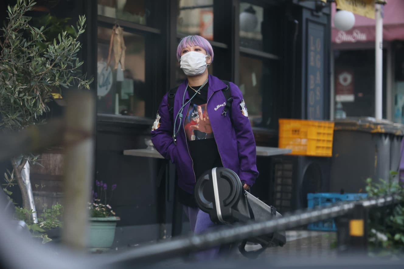 明るい髪色が目を引くかなす。今年5月に本誌が目撃した際は、綺麗な紫色に染め上げていた