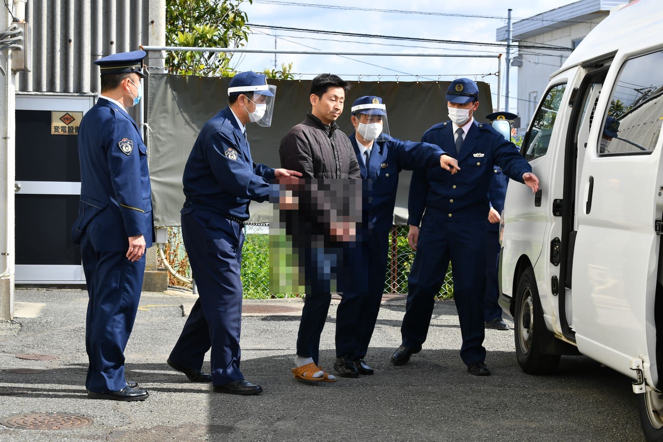 送検時にもマスクを着けていなかった奥野被告（写真は一部加工しています）