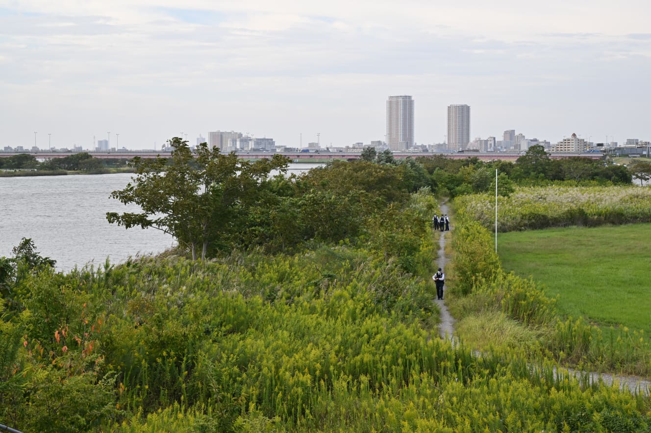 遺体がみつかった市川市の河原。この付近には水門があり、流れが穏やかだ