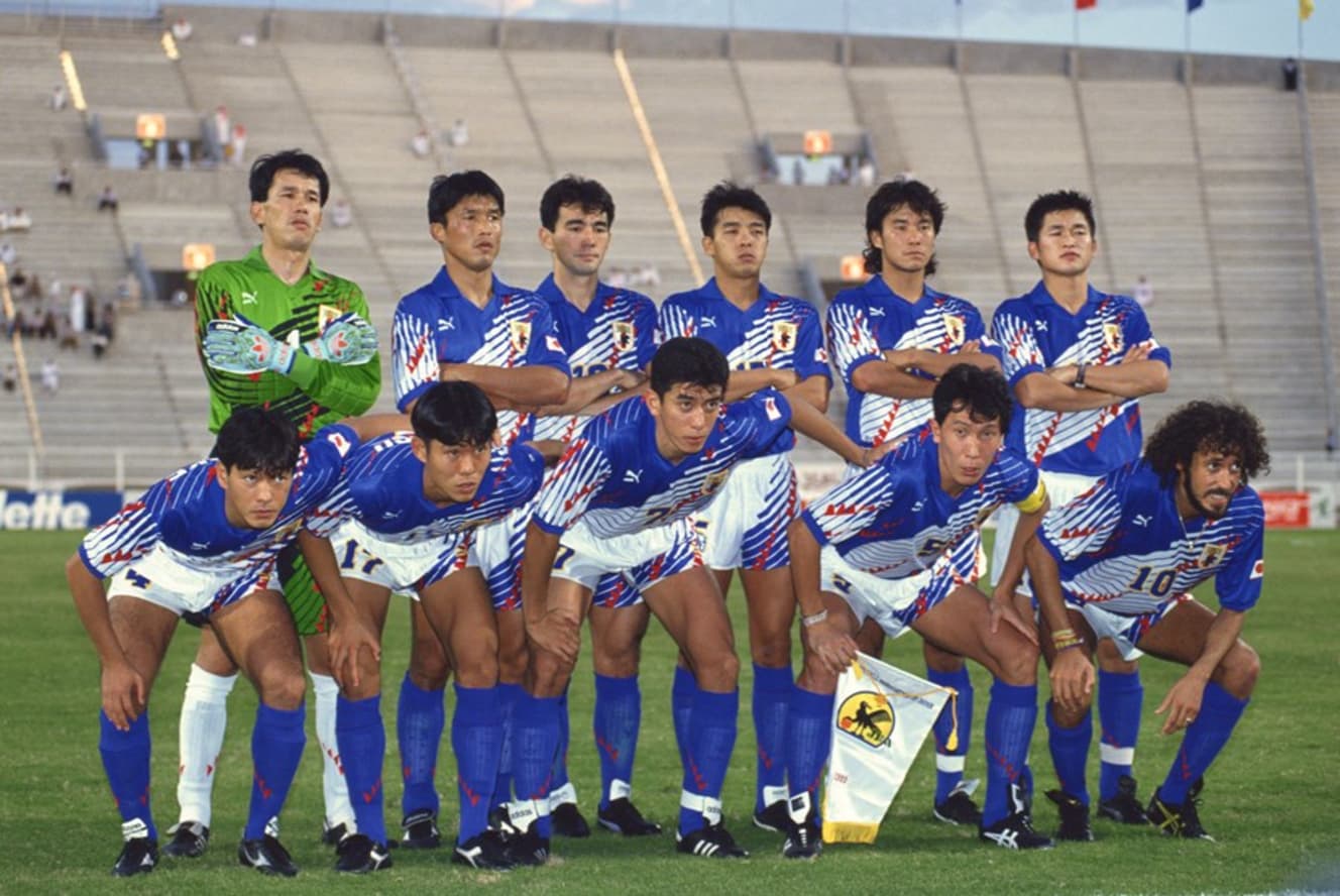 1994年W杯を目指したサッカー日本代表。前列左端が堀池監督。右隣に森保監督がいる。前列右端にラモス瑠偉氏、後列右端に三浦知良の姿もある（写真：アフロ）