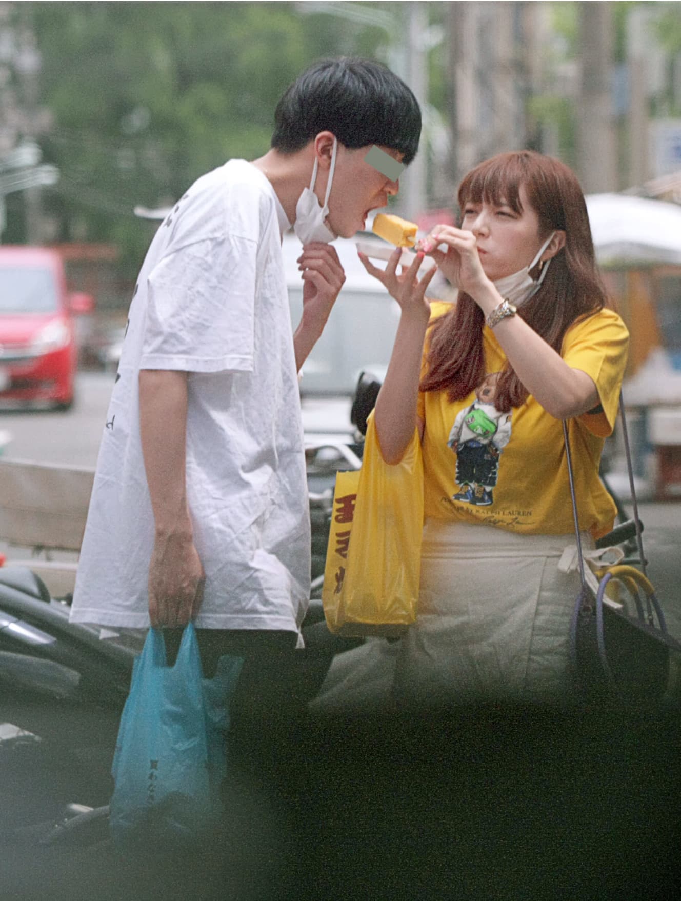 仲良く玉子焼きを食べるテレ朝・三谷紬アナとイケメン彼氏。食事に買い物にと築地デートを楽しんだ。21年５月撮影