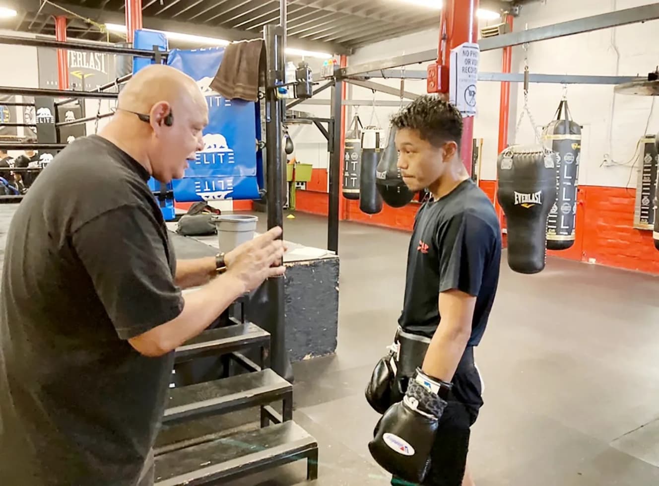 この日は、ルディ(左)の指示で7ラウンドを右構えで戦った。「今は被弾してもOK。学んでいる最中だから」