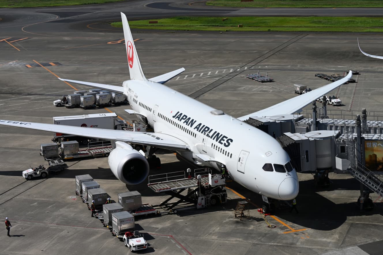 羽田空港の展望デッキからも見えるグラハンの作業。機会があれば、その仕事ぶりも見てみてほしい。写真のボーイング787型機もJAL国内線で主力機の1つ